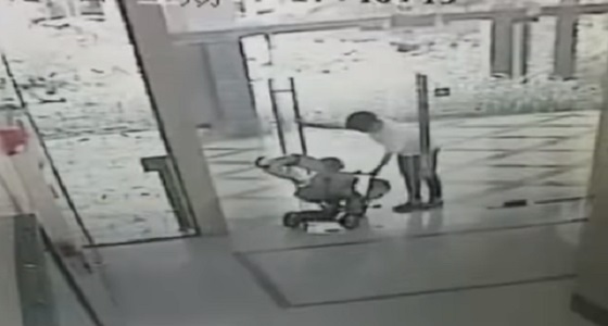 بالفيديو.. باب زجاجي ينهار على عربة طفل بسبب عنف والدته