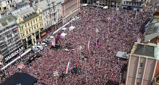 بالصور.. مئات الآلاف يستقبلون منتحب كرواتيا في مشهد تاريخي
