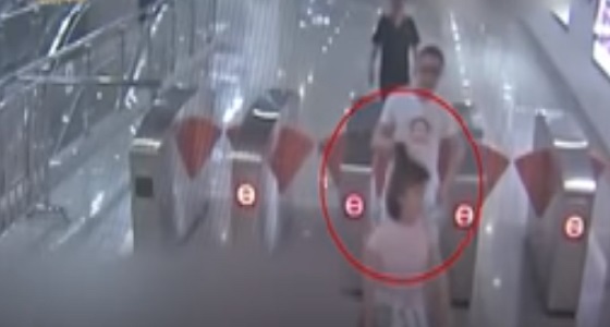 بالفيديو.. سيدة تبحث عن رجل نبيل ساعدها بعد فقدانها الوعي لمكافأته