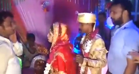 بالفيديو.. عروس تصفع رجلا حملها في حفل زفافها
