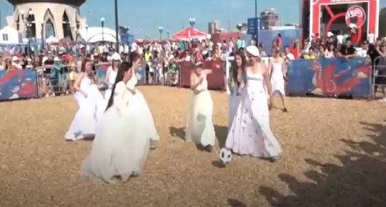 بفساتين الزفاف.. روسيات يعربن عن ولعهن بكرة القدم