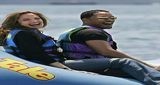 بالصور.. أنجلينا جولي غاية في السعادة مع ويل سميث داخل البحر