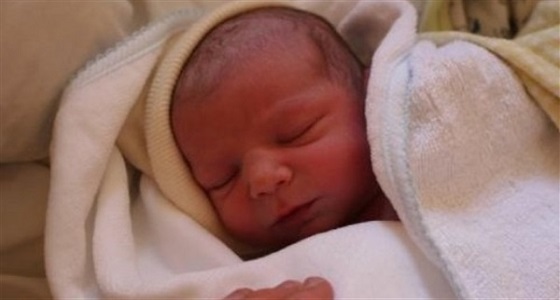 في مشهد لا إنساني.. العثورعلى رضيع متوفى في صندوق خشبي بجدة