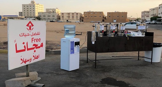 بالصور.. شاب يقيم ضيافة مجانية للمارة للدعاء لوالدته بتبوك