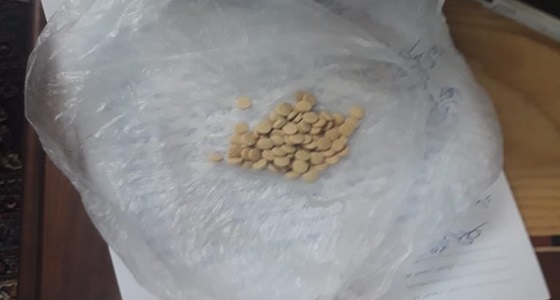 القبض على مواطن بعد العثور على 92 حبة مخدرة ملفوفة بأحد قدميه