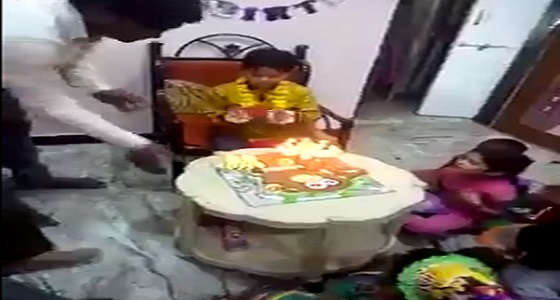 بالفيديو.. رجل يحرق شعر ابنه أثناء الاحتفال بعيد ميلاده
