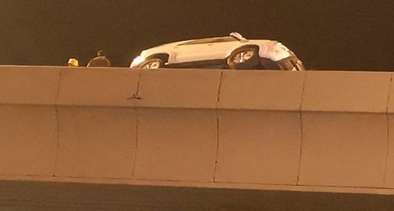 عائلة تنجو من الموت بعد انحراف مركبتهم واعتلائها حاجز جسر معلق بأبها