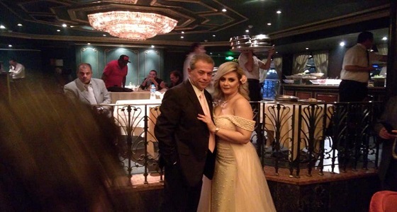 بالصور..توفيق عكاشة يحتفل بزفافه في مركب بالنيل