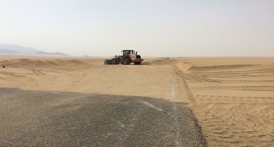 بالصور.. تجاوبا مع ” صدى ” .. إزالة الكثبان الرملية التي أغلقت طريق ” الحبقة “