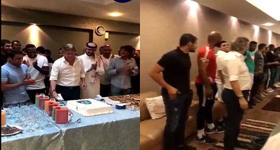 بالفيديو.. لاعبو الهلال يحتفلون بخيسوس في مقر النادي