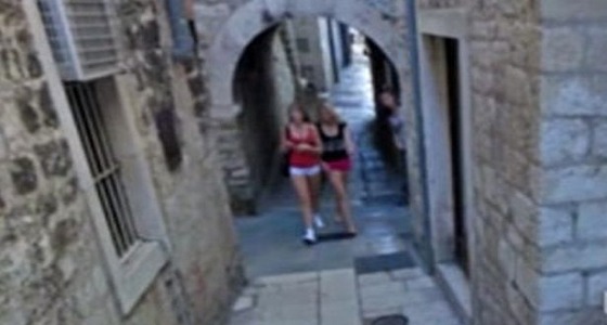 بالصور.. فتاة تسير في شوارع كرواتيا بثلاث سيقان