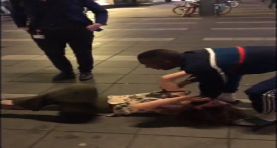 بالفيديو.. لحظة اعتداء رجل شرطة على فتاة بطريقة وحشية