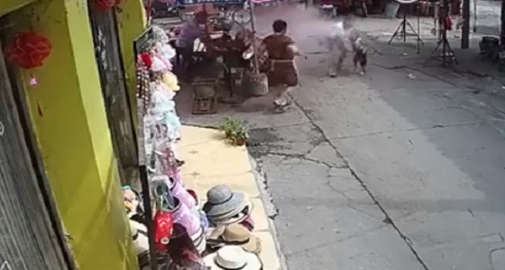 بالفيديو.. أب ينقذ طفله بعد سقوطه في وعاء حساء ساخن