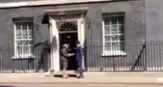 بالفيديو.. ماي تضع ” تميم ” في موقف محرج بمقر الحكومة البريطانية