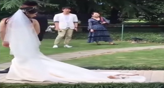 بالفيديو.. قطة تصيب عروسا بالصدمة في حفل زفافها