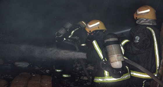 بالصور..حريق بمستودع للمستلزمات الطبية بجدة