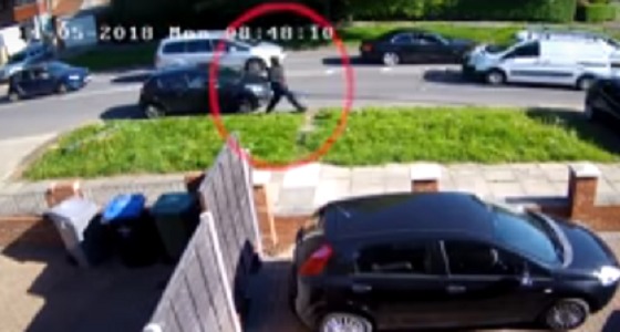 بالفيديو.. امرأة تنجو من موت محقق بعد إطلاق النار عليها 3 مرات