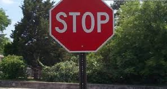 بعد 75 عاما.. تسعيني يعتذر عن سرقة إشارة ” قف “