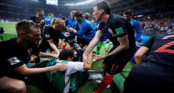بالفيديو والصور.. فيدا يقبل رأس مصور عقب سقوطه أثناء احتفال اللاعبين