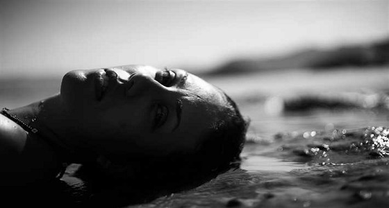 بالفيديو.. فنانة مصرية عن صورها العارية: ” صور شخصية واتسرقت “