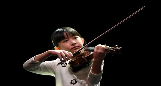 أعجوبة الكمان الموهوبة ” كلوي شوا ” تبهر جمهور الرياض بأحلى المعزوفات الموسيقية