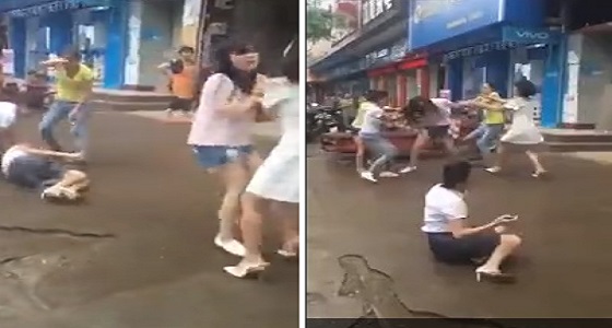 بالفيديو.. مشاجرة عنيفة بين 4 فتيات بسبب الشباب