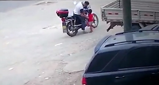 بالفيديو.. رجل يخطف طفلة في الشارع ويفر هاربا