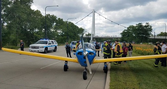 بالفيديو.. طائرة تضطر إلى الهبوط في شارع مزدحم