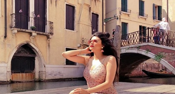 بالفيديو.. سلمى رشيد توزع قبلات على جمهورها من فينيسيا