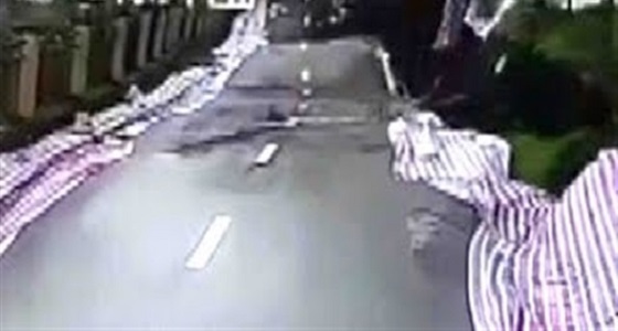 فيديو مرعب لانهيار طريق وابتلاع الجدران في الصين