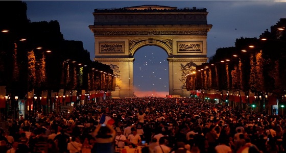 صور رائعة لاحتفال جماهير فرنسا في شارع الشانزليزيه