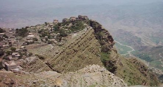 انتحار رجل بالقفز من منحدر صخري محتضنا ابنه