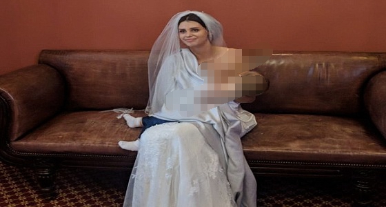 بالصور.. لسبب غير متوقع عروس ترضع ابنها في حفل زفافها
