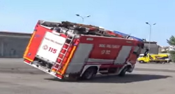 بالفيديو.. انقلاب سيارة إطفاء لحظة استعراض مهاراتها