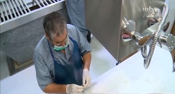 بالفيديو.. من الملاعب لتغسيل الموتى.. قصة اعتزال حكم تحول إلى مغسل أموات