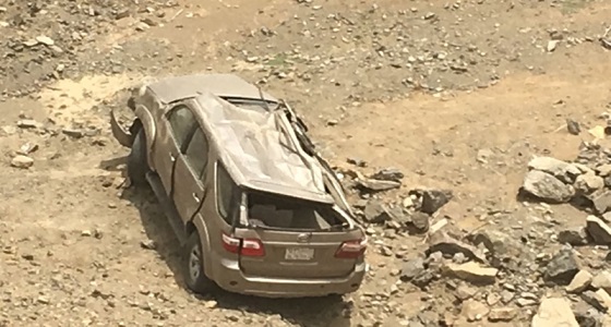 إصابة ” مقيم ” عقب انقلاب سيارته بعقبة قدران