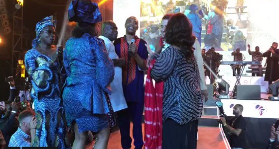 بالفيديو.. ماكرون يرقص في ملهى ليلي وحوله النساء في نيجيريا