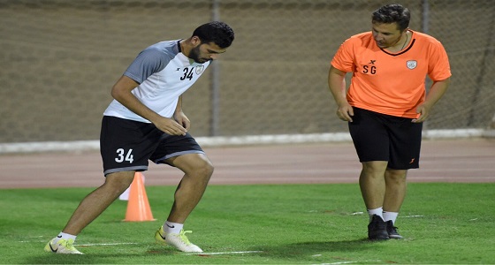 بالصور.. لاعبو الشباب يواصلون تدريباتهم المسائية