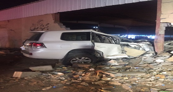 مصرع شخصين في حادث اصطدام مروع بجدار خرساني
