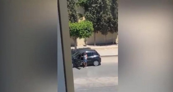 بالفيديو.. فتاة تتعرض للسرقة أثناء تأديتها تحدي ” كيكي “