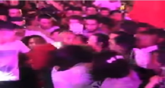 بالفيديو.. مشاجرة عنيفة بين الفتيات في مهرجان