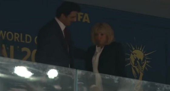 بالفيديو.. أمير قطر يواصل تقربه للغرب.. تخلى عن مكانه لزوجة ماكرون بالمونديال