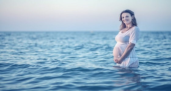 اكتشفي تأثير الولادة في الماء على الأم وجنينها