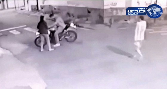 بالفيديو.. لحظة إقدام شابان على سرقة دراجة نارية لشرطي خارج الخدمة