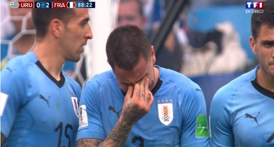 بالفيديو.. لاعب أوروغواي يبكي خلال ضربة حرة لغريزمان