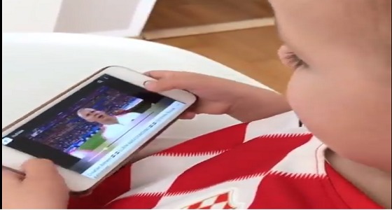 بالفيديو .. نجل لوفرين ينطق أسماء لاعبو كرواتيا أثناء عزف النشيد