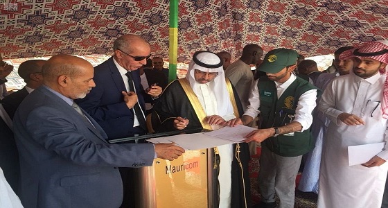 فريق مركز الملك سلمان للإغاثة يسلم 100 طن من التمور هدية المملكة لموريتانيا