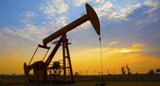 النفط يتراجع بعد تحقيق مكاسب لثلاثة أيام