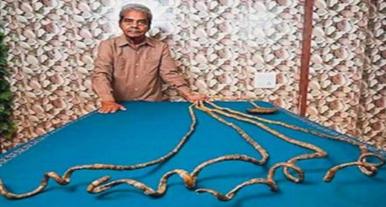 بالفيديو والصور.. صاحب أطول أظافر في العالم يقرر قصها بعد 68 عاما