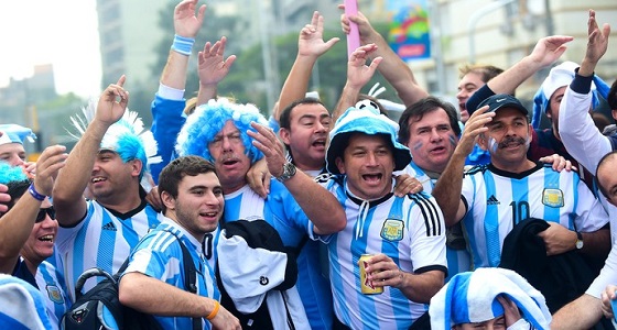 بالفيديو.. جماهير الأرجنتين تحتفل بتوديع البرازيل للمونديال
